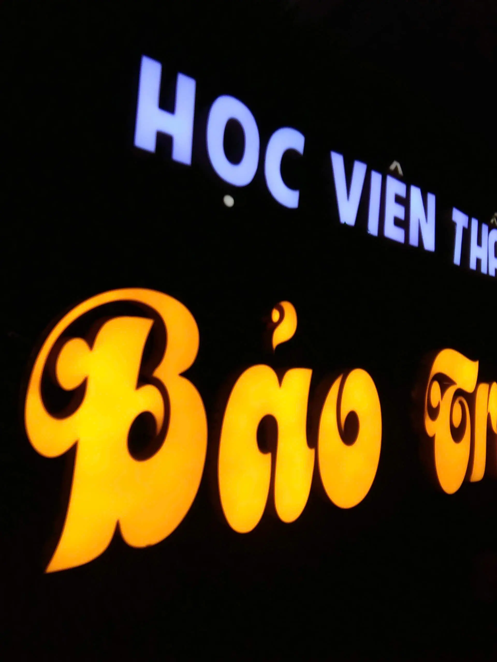 Bảng hiệu đèn nổi bật