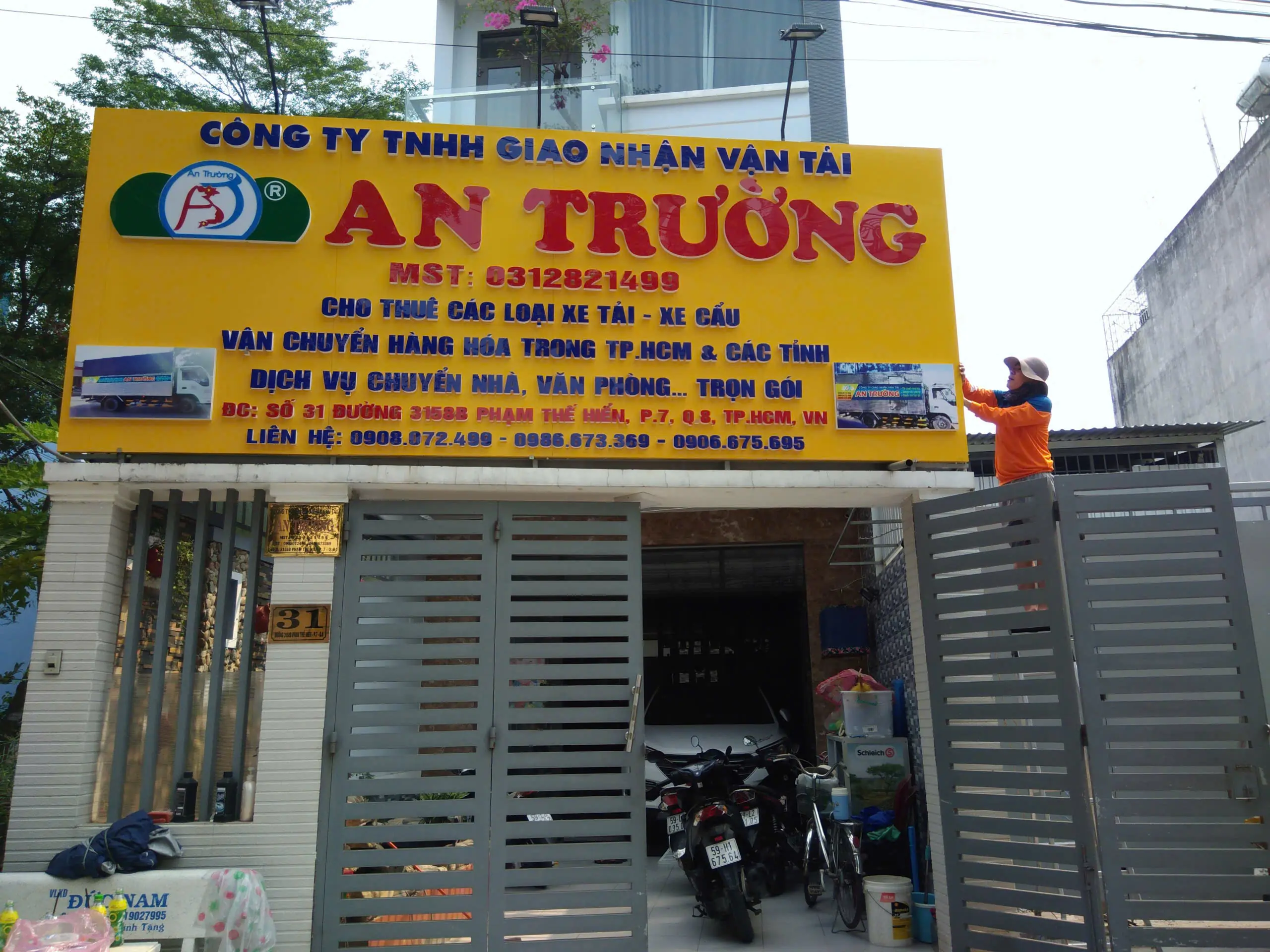 Bảnh hiệu tone vàng nổi bật