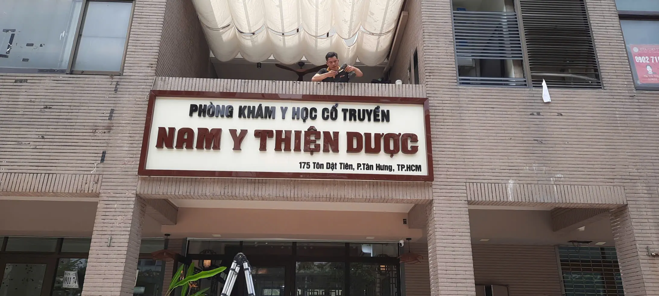 Bảng hiệu phòng khám
